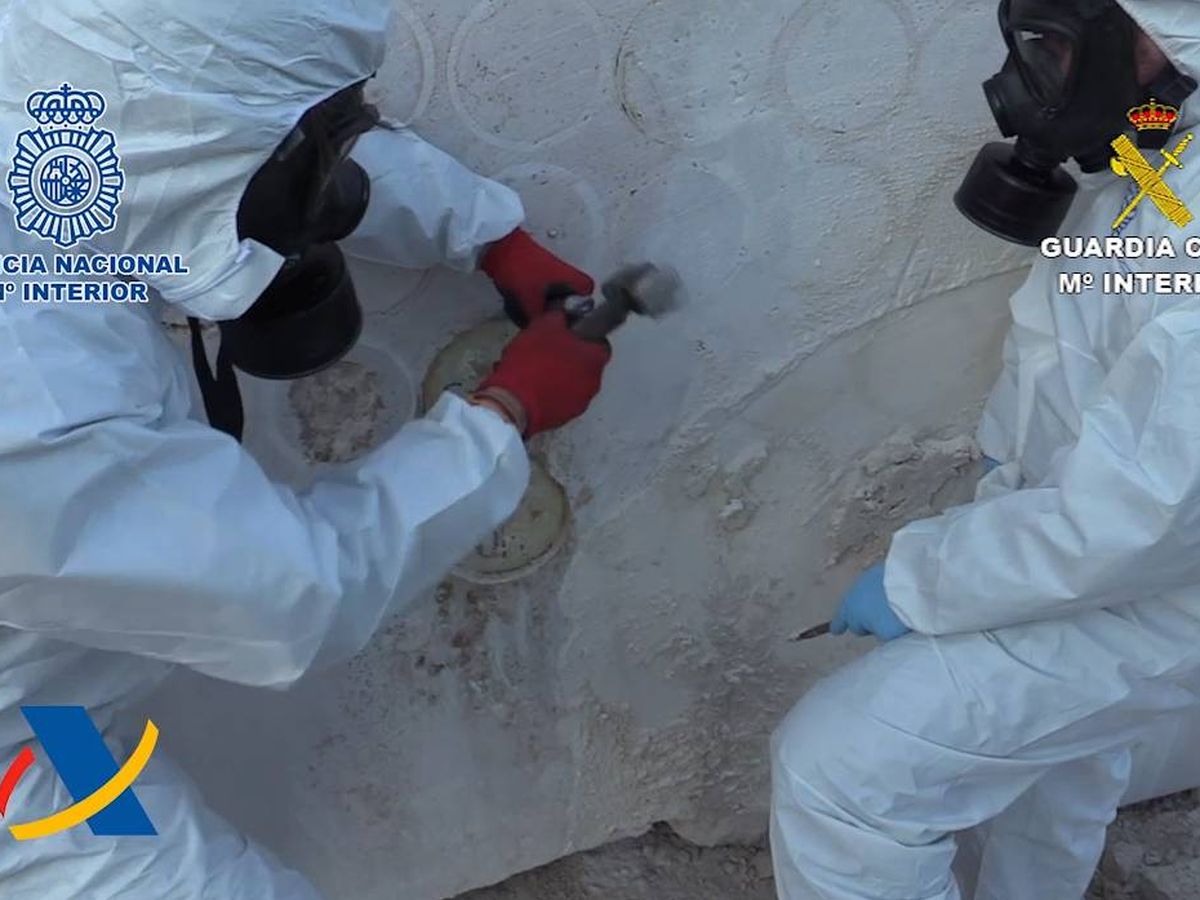 Foto: Operarios perforan los bloques de mármol. (Ministerio del Interior)