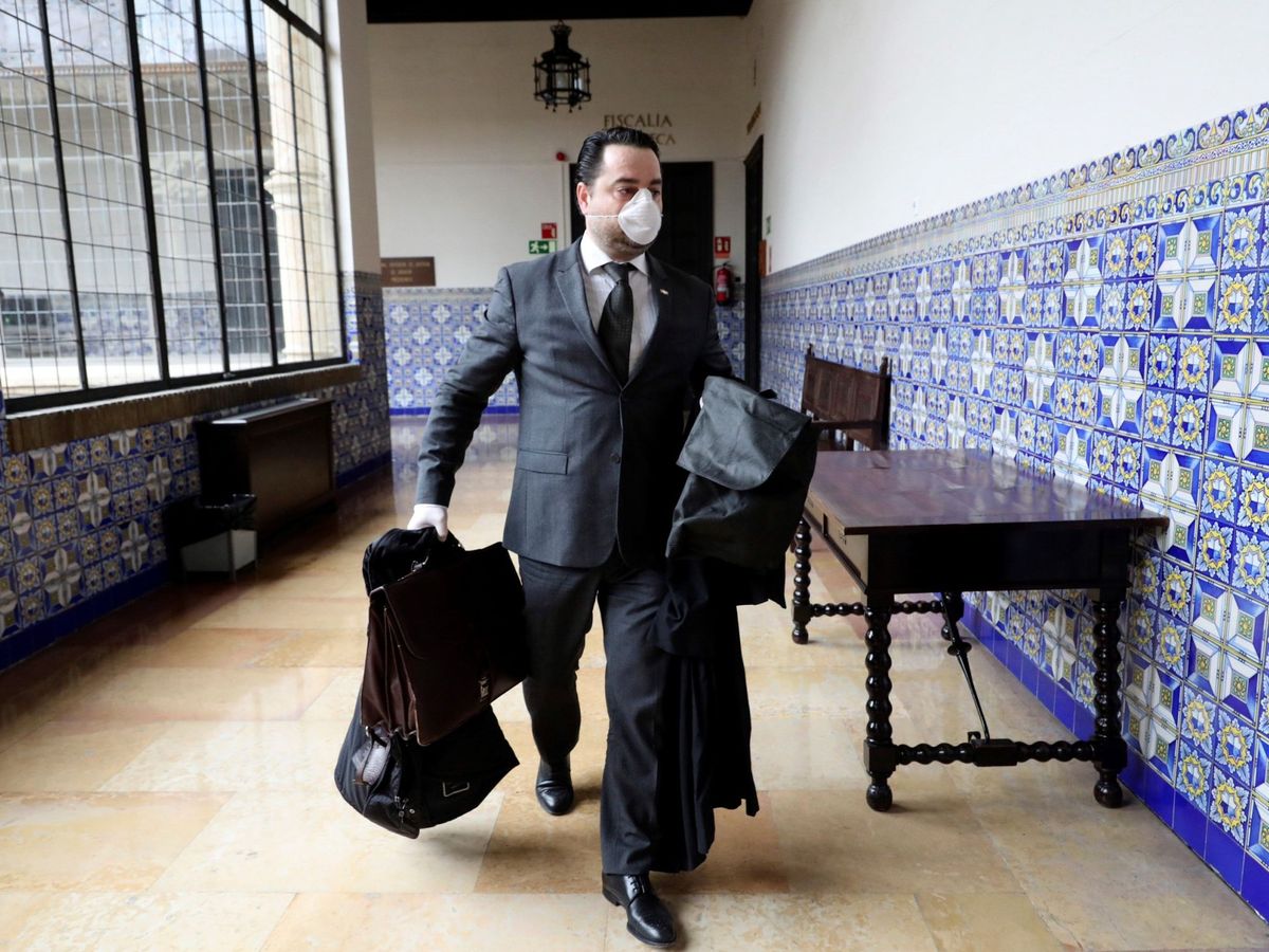 Foto: David Arranz, abogado de Víctor Láinez, entra en la sala del Tribunal Superior de Justicia de Aragón. (EFE)