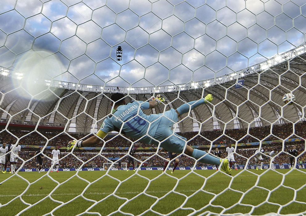 Foto: Noel Valladares no logra alcanzar el balón de Karim Benzema en el Francia-Honduras. (Efe/Jorge Zapata)