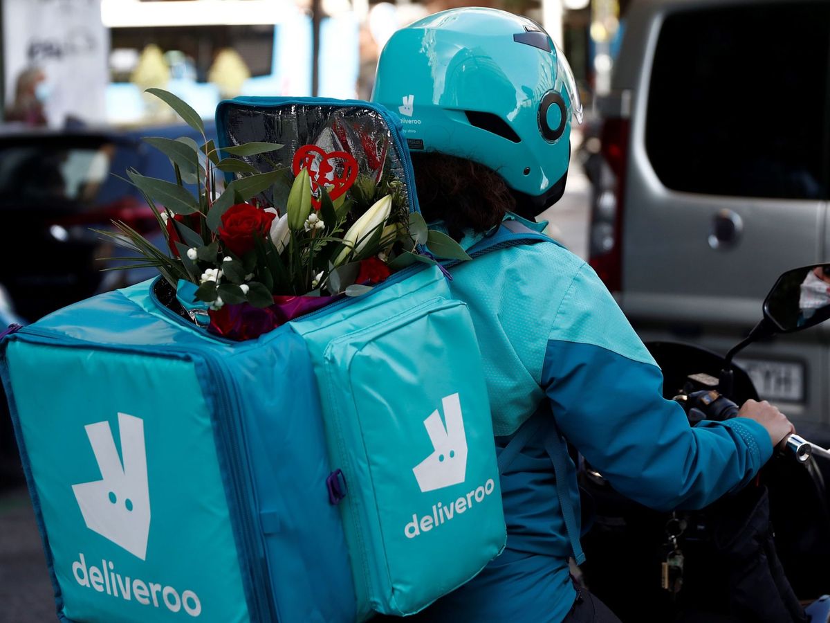 Foto: Un 'rider' de Deliveroo lleva flores por encargo en Madrid. (EFE)