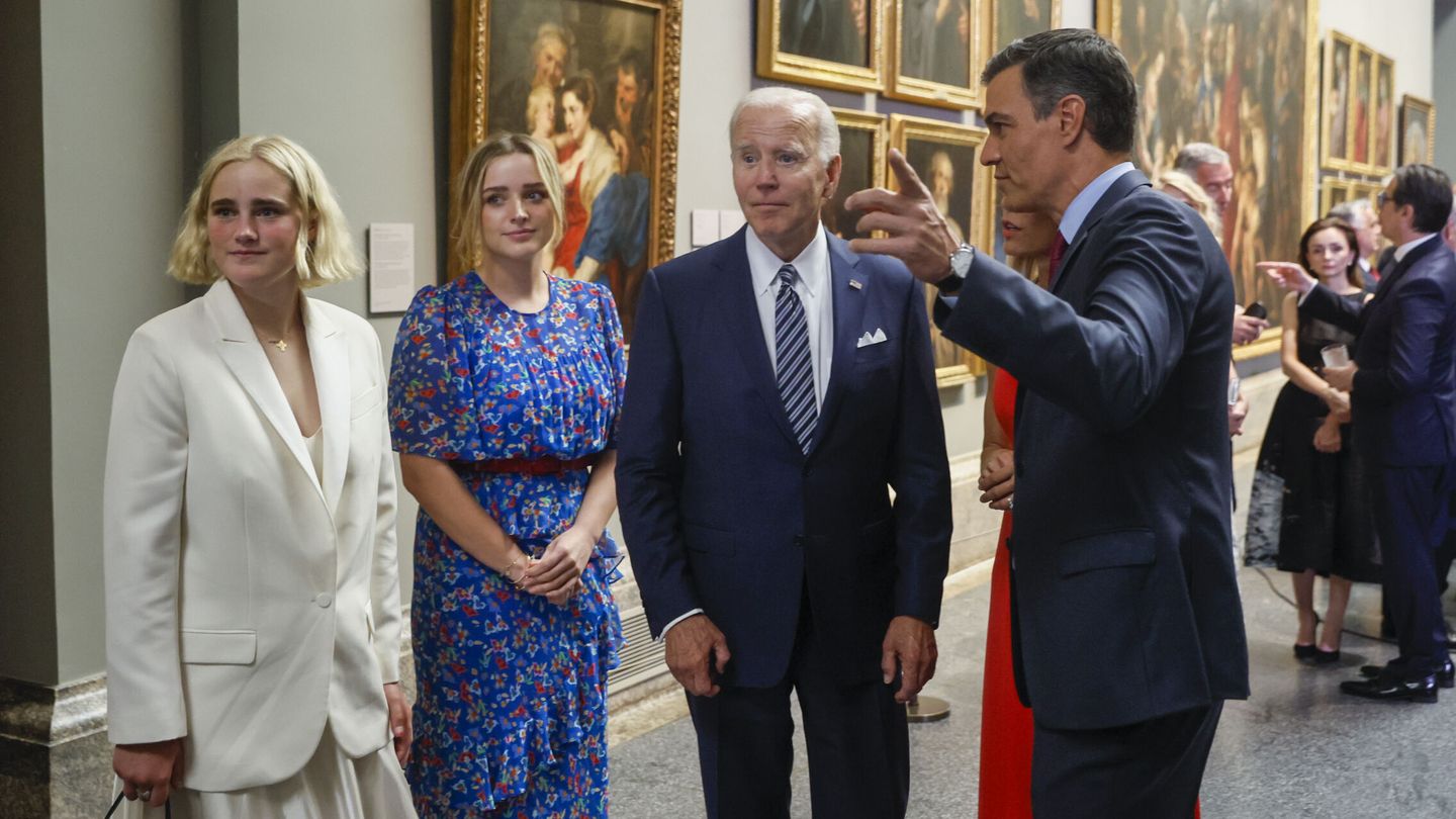 Pedro Sánchez y Begoña Gómez saludan a Joe Biden y sus nietas, Maisy y Finnegan Biden, a su llegada al museo del Prado. (EFE/Martín)