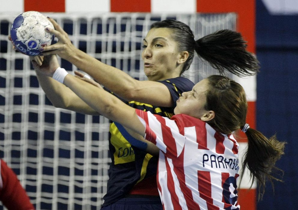 Foto: Elisabeth Chávez (izda) pelea por el control del balón con la paraguaya Marizza Faria.