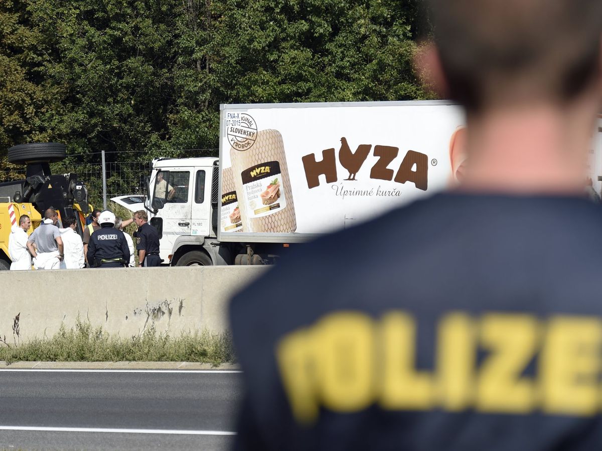 Foto: Foto de archivo de investigadores forenses ante el camión donde se descubrieron los cadáveres de 71 refugiados en la autopista A4 en Austria. (EFE) 