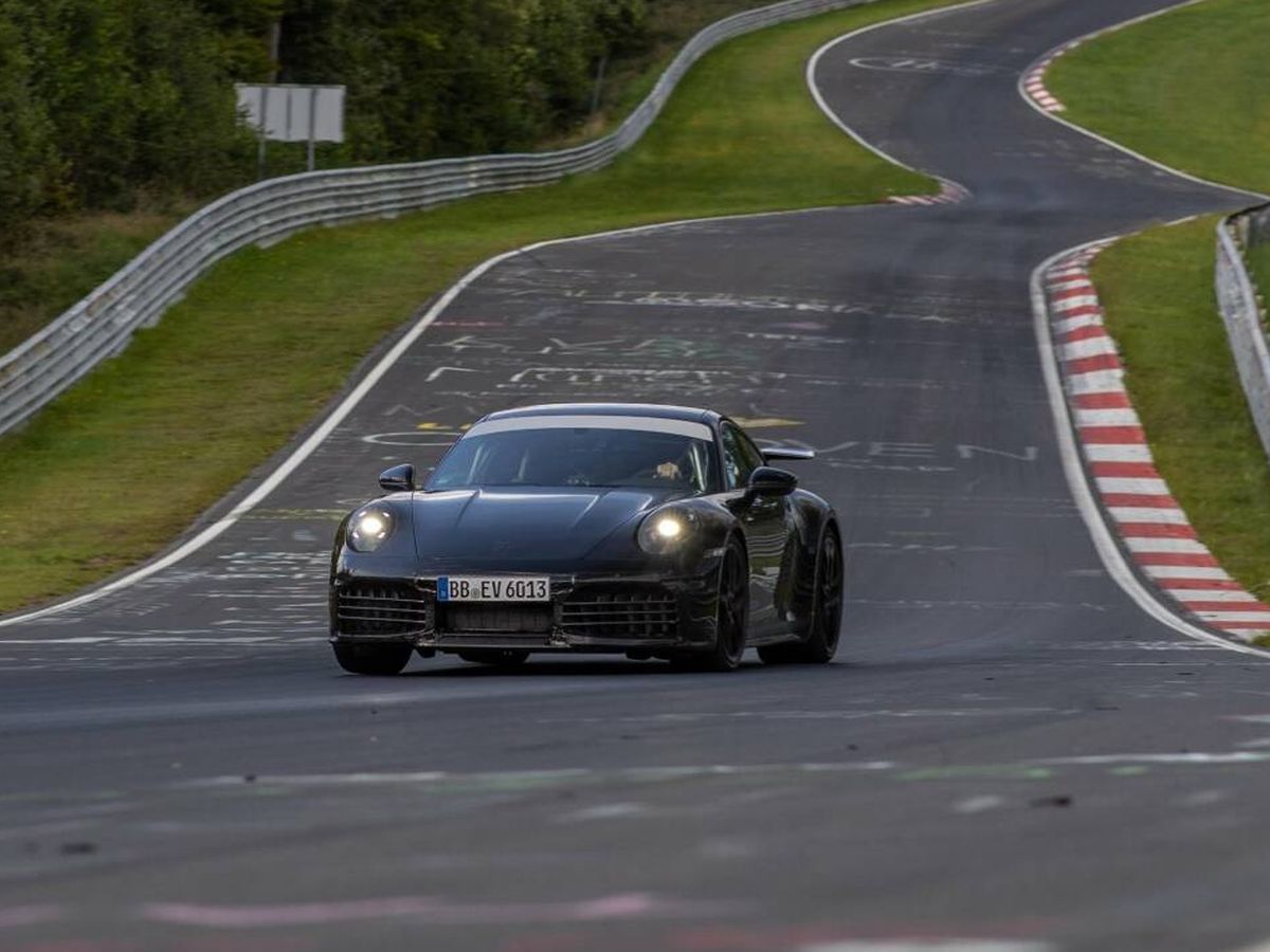 Foto: En la vuelta al trazado alemán, el 911 híbrido equipaba neumáticos estándar de carretera. (Porsche)
