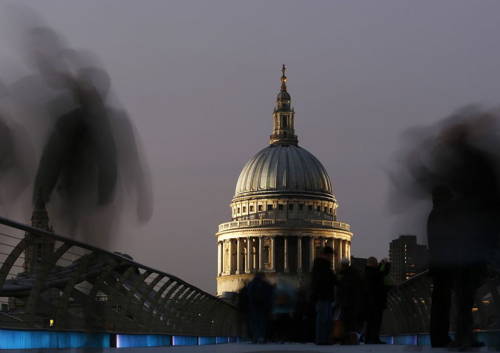 Foto: Británicos caminan por el centro de Londres con la catedral de San Pablo al fondo. (Reuters). 