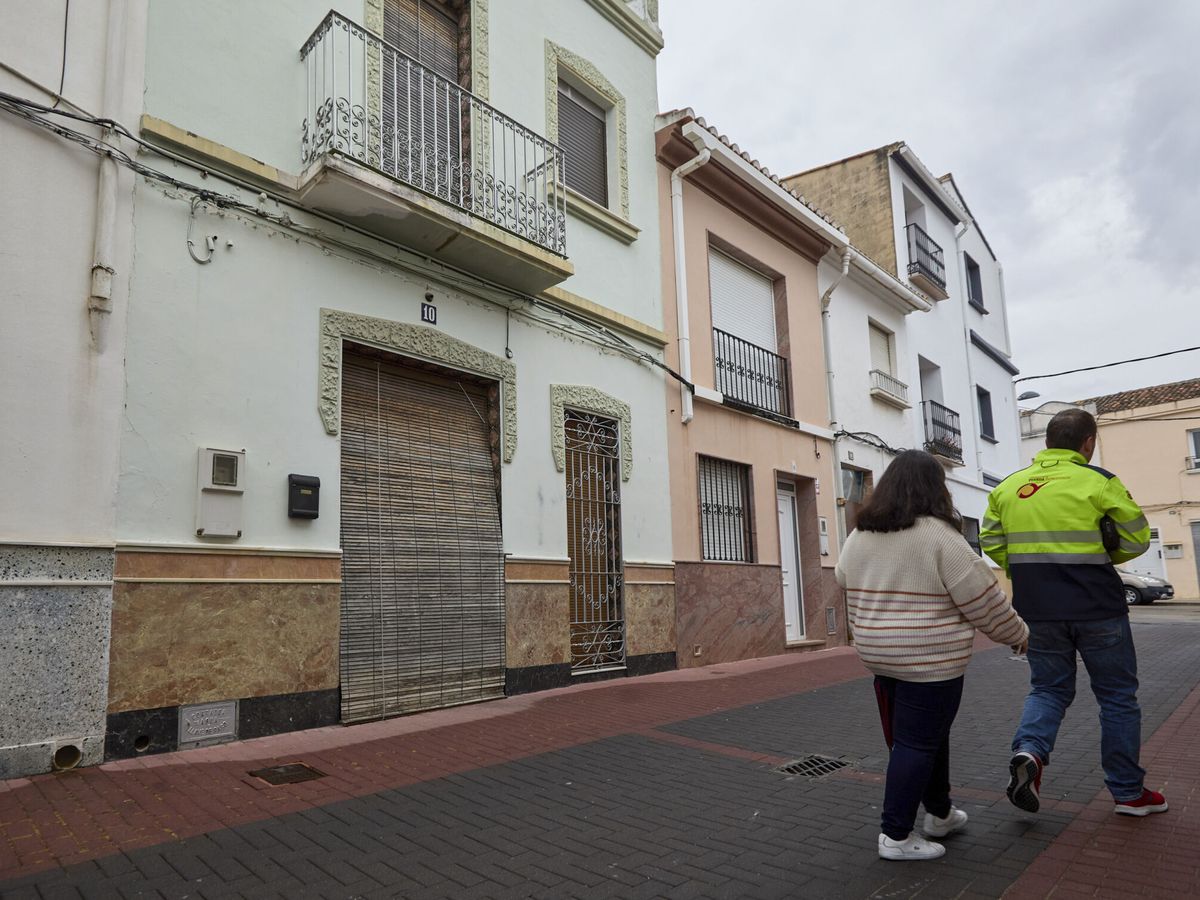 Foto:  Vista general de la vivienda en la que ha sido hallada una mujer muerta Rafelcofer (Valencia). (EFE/Natxo Francés)