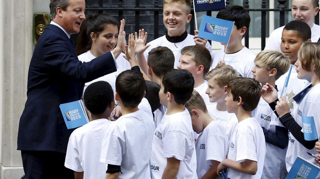Foto: David Cameron saluda a unos niños a la entrada de su domicilio de Downing Street. (Reuters)