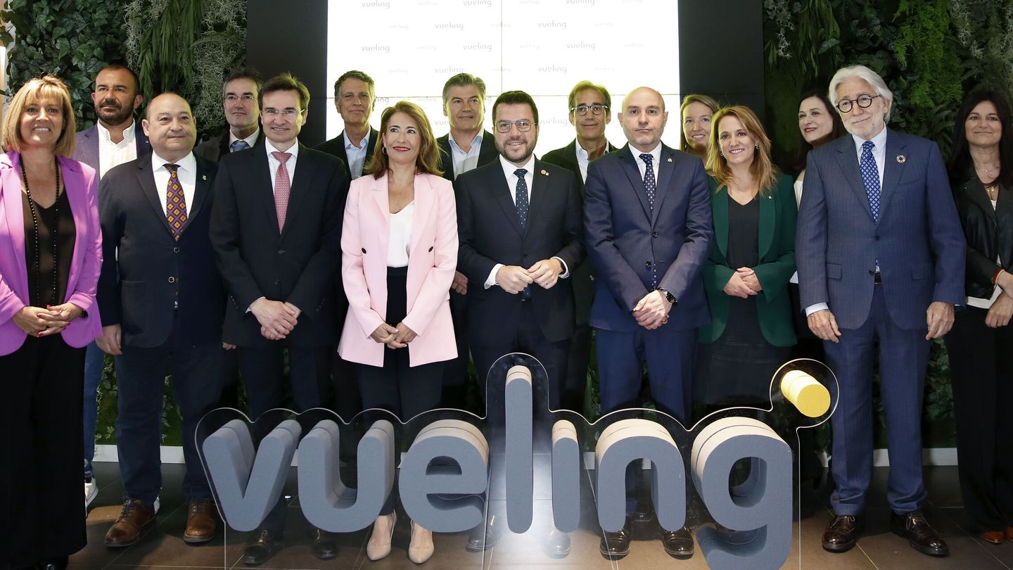 La ministra de Transportes, Raquel Sánchez (7i), junto al presidente de la compañía aérea española Vueling, Marco Sansavini (5i), y el presidente de la Generalitat, Pere Aragonès (8d), entre otros. (EFE/Andreu Dalmau)