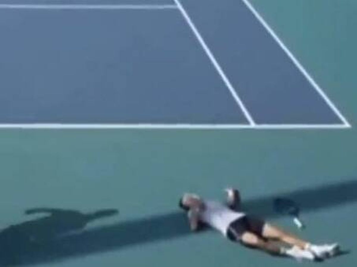 Foto: Arthur Cazaux, tras desmayarse en la fase previa del Open de Miami.