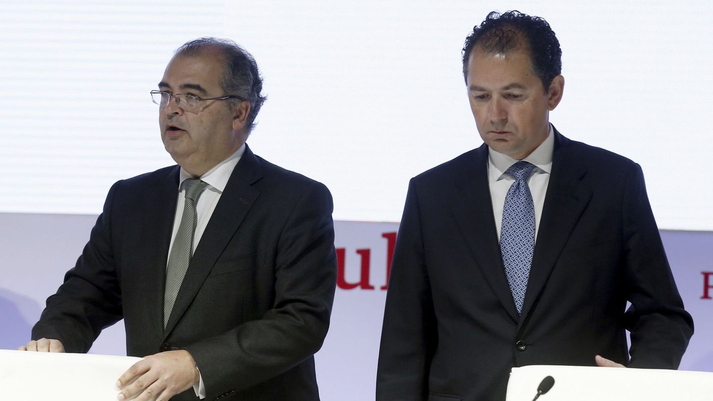 El expresidente del Banco Popular Ángel Ron (i) y el ex consejero delegado Francisco Gómez. (EFE/Paco Campos)
