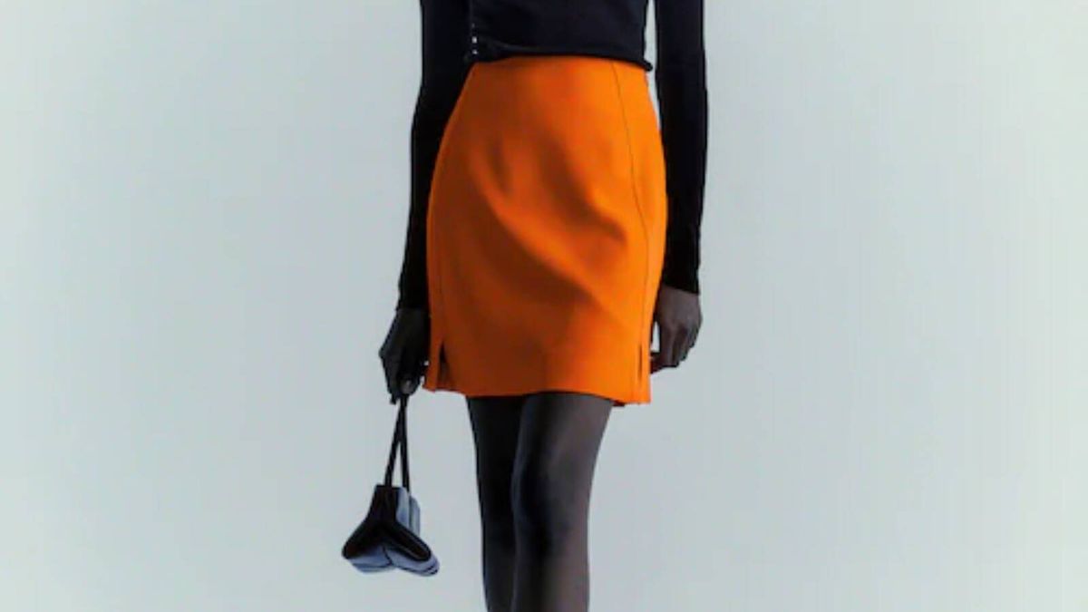 Súmate al color de moda con esta minifalda de Massimo Dutti