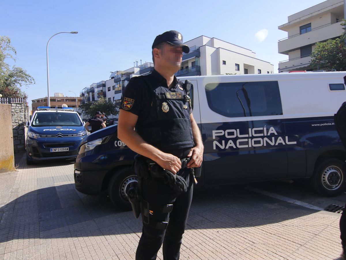 Foto: Los detenidos por el robo en Atrio llegan al juzgado para ser interrogados. (EFE/Vicente Roso)