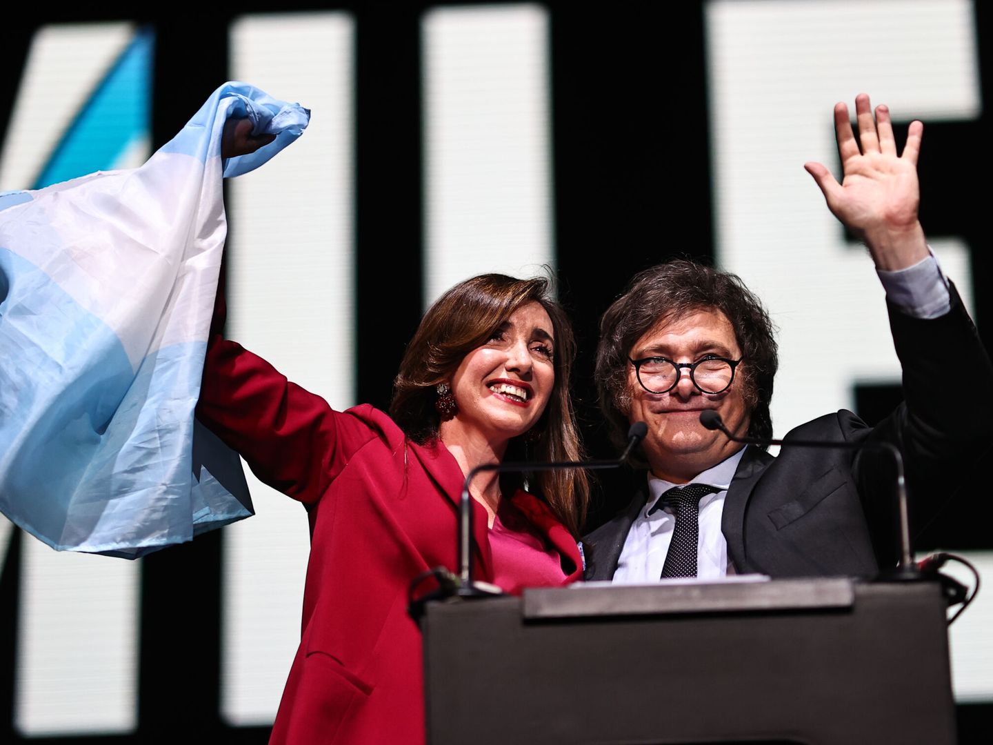 El candidato presidencial Javier Milei y su fórmula vicepresidencial, Victoria Villarruel. (EFE/Juan Ignacio Roncoroni)
