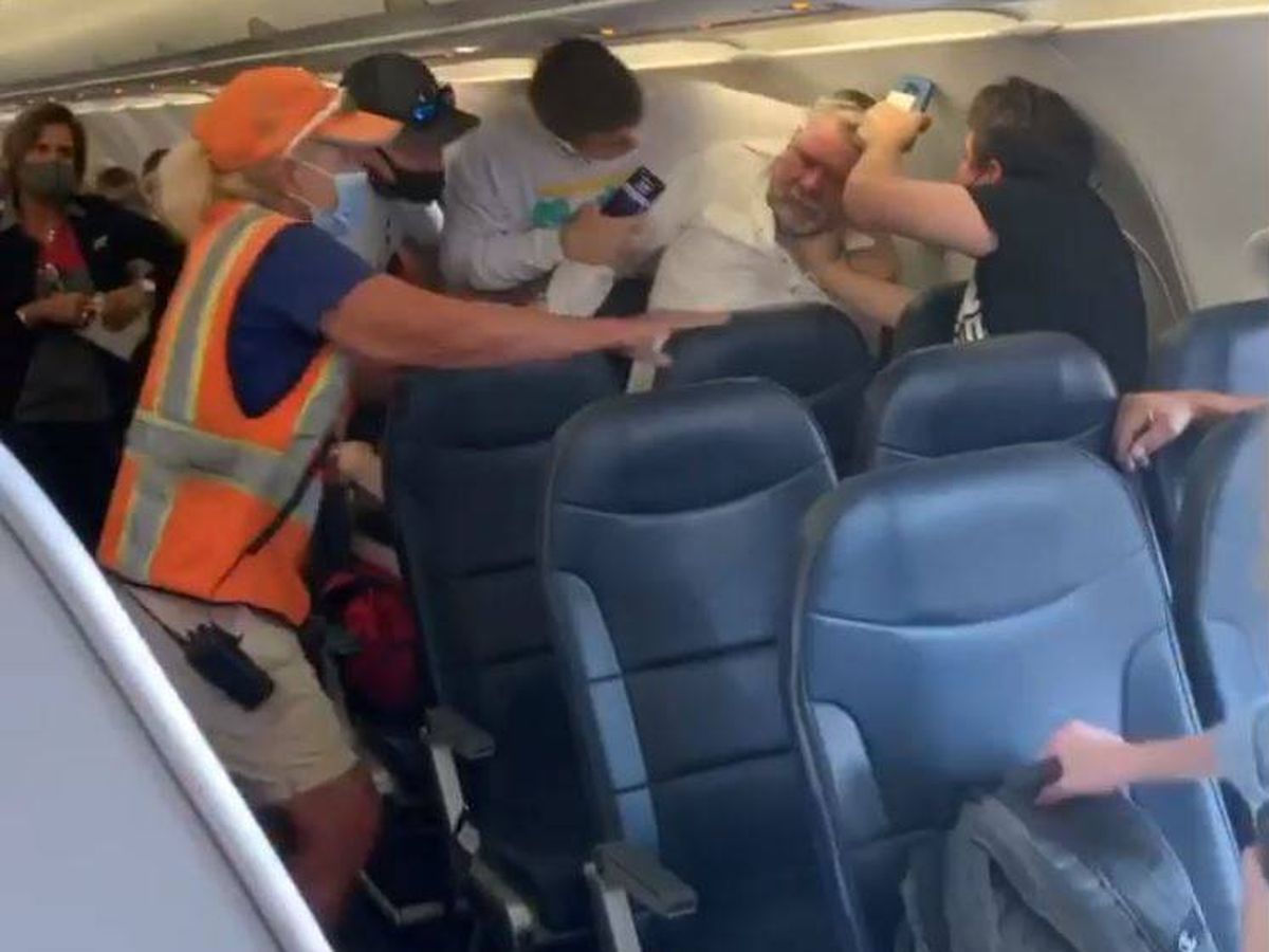 Foto: Fotograma de la pelea a bordo del avión. (Instagram)