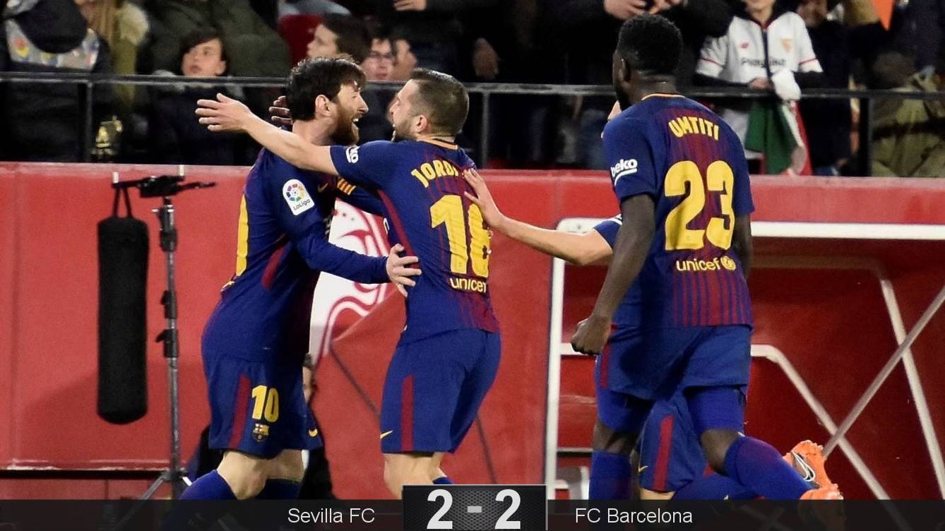 Foto: Messi celebra con Jordi Alba su gol, el 2-2 en el Sevilla-Barcelona. (EFE)