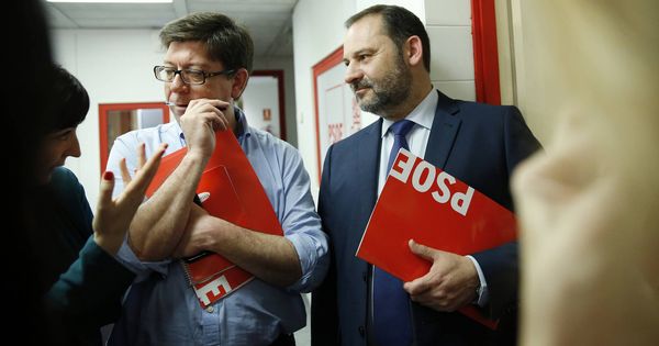 Foto: José Luis Ábalos (d), con el responsable de Acción Electoral de la dirección federal, Paco Salazar, este 24 de abril en Ferraz. (Inma Mesa | PSOE)