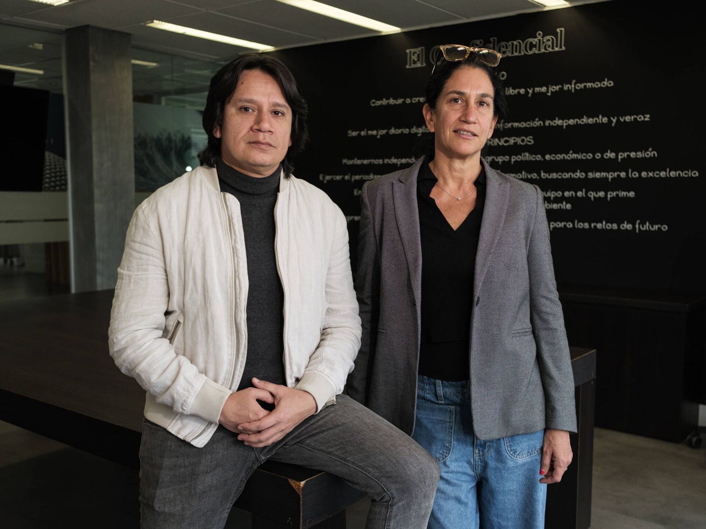 Christopher Acosta y Adriana León, miembros de IPYS y director y subdirectora de COLPIN, durante su visita a la redacción de El Confidencial.