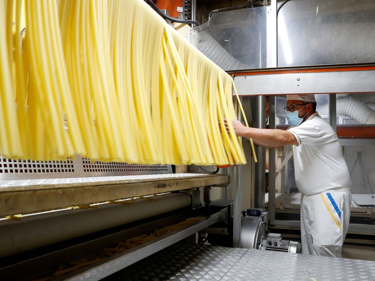 Foto: Trabajador en una fábrica italiana de pasta. (Reuters/Remo Casilli)