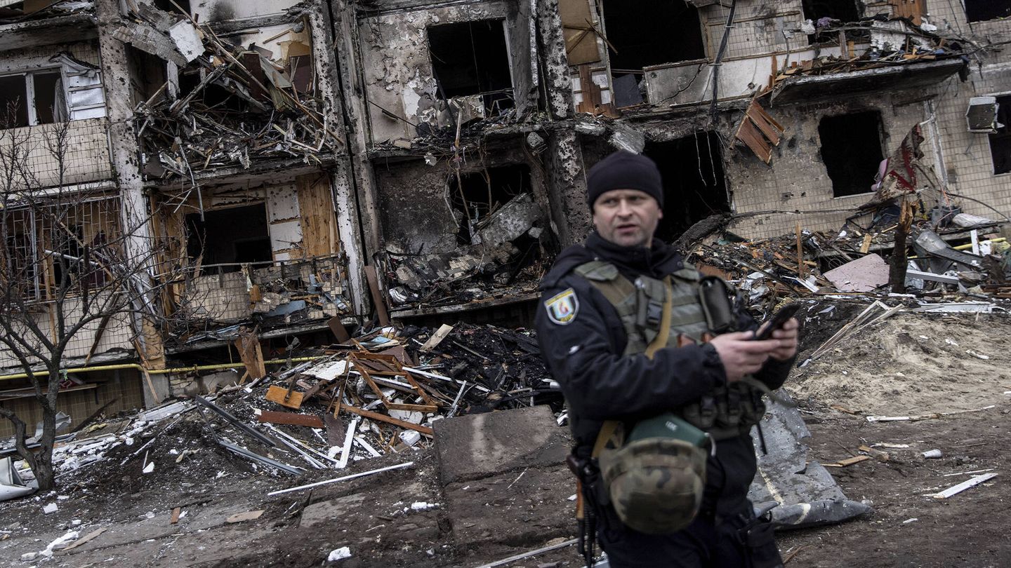Daños en los edificios de una zona residencial de Kiev tras los bombardeos rusos. (Getty/Chris McGrath)