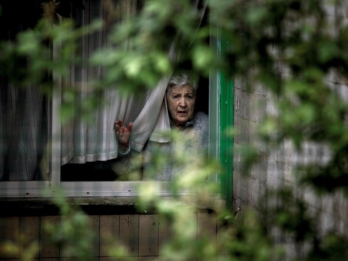 Foto: Una mujer en una residencia de mayores este sábado. (EFE)