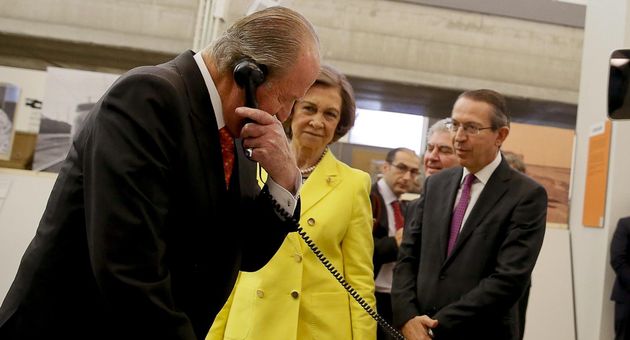 Don Juan Carlos I, al teléfono ante la reina Sofía y el expresidente de la agencia EFE. (EFE/Juanjo Martín)