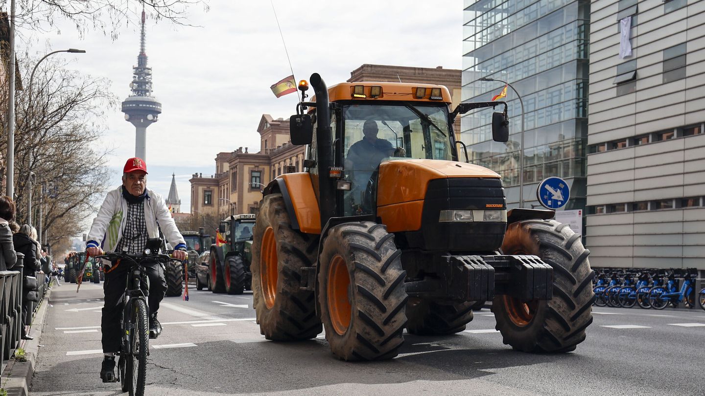 MADRID, 21 02 2024.- Unos tractores circulan por la calle O`Donell en Madrid este miércoles en una protesta que tiene como principales reivindicaciones la fijación de precios justos en el campo, la revisión de la Política Agraria Común (PAC) y la reciprocidad en las relaciones comerciales. EFE  Sergio Pérez 