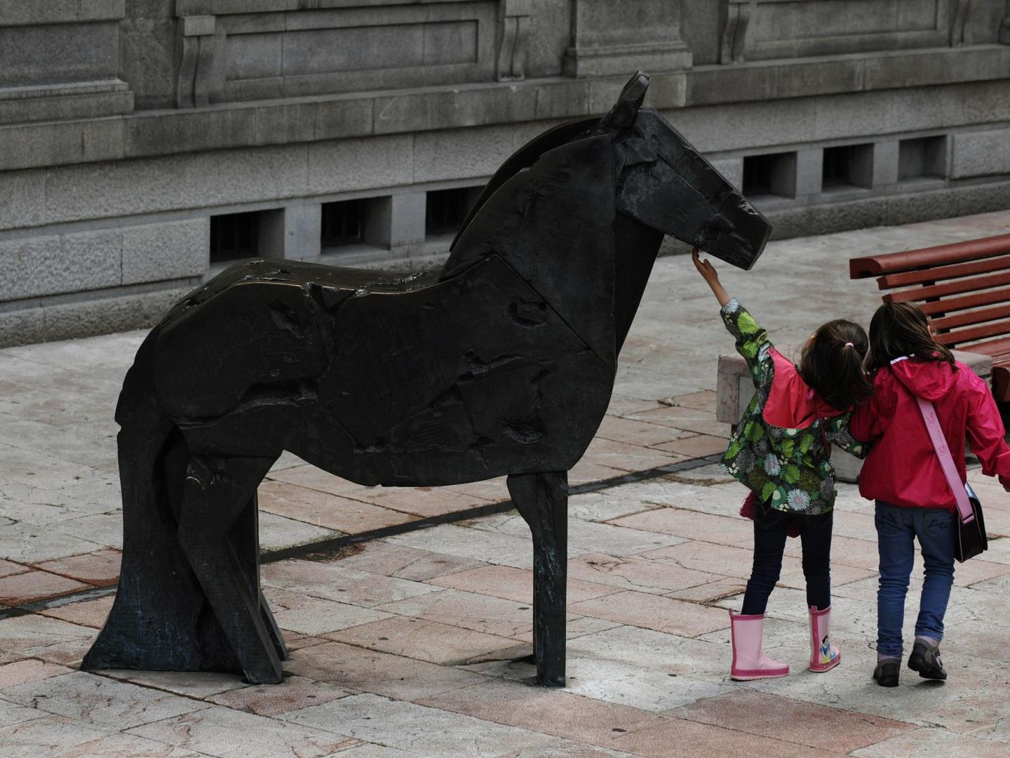 La escultura del Asturcón (caballo típico asturiano) delante de la sede de Liberbank en Oviedo (Reuters)