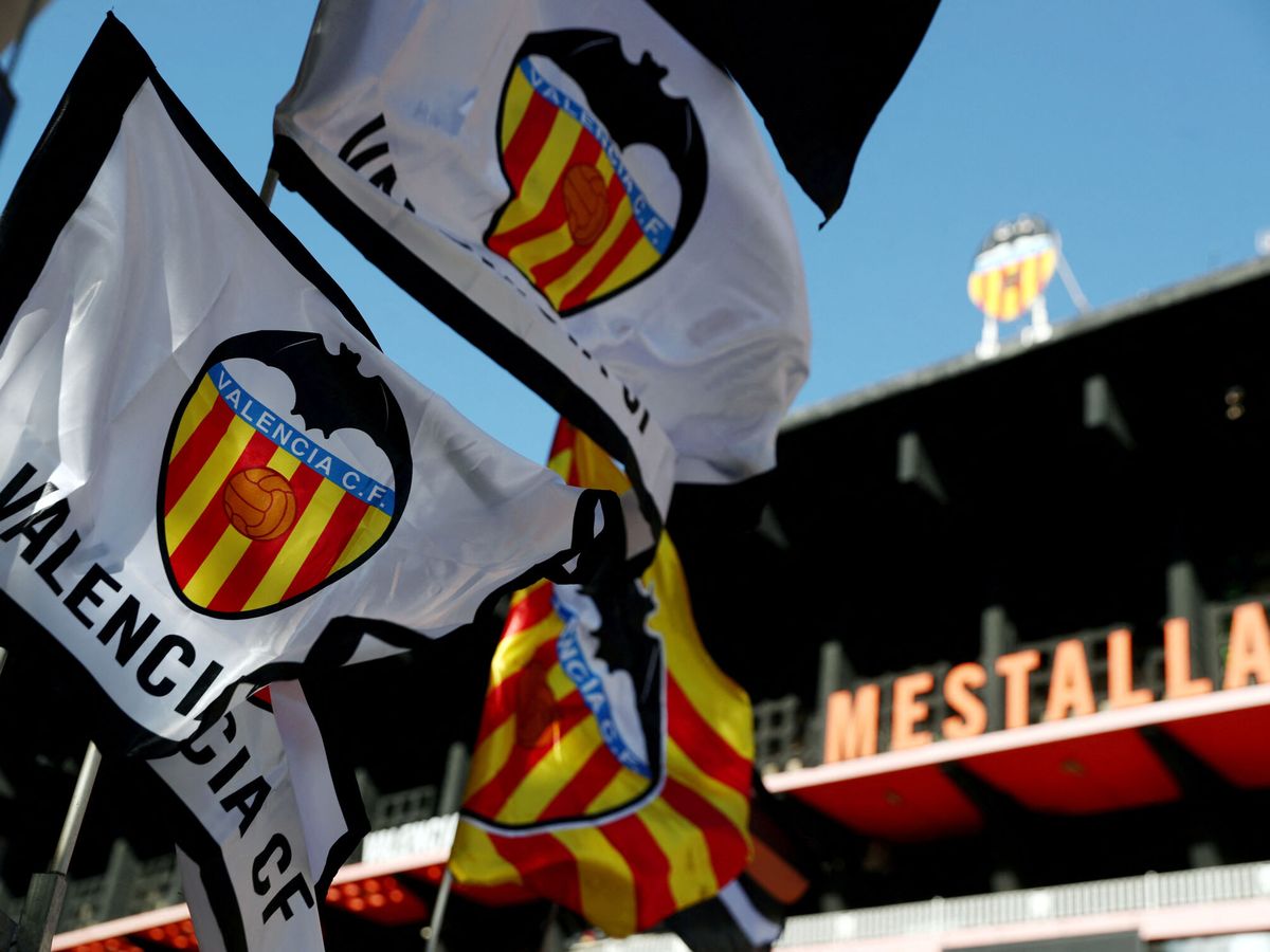 Foto: Banderas del Valencia CF. (Reuters/Sergio Pérez)