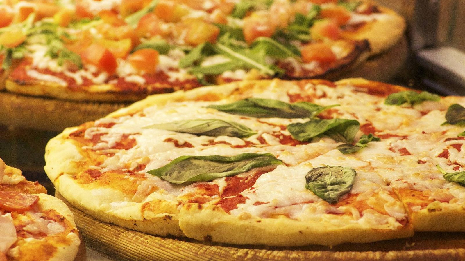 Todo lo que necesitas (además de una buena pizza) para celebrar en  condiciones el día mundial de la pizza