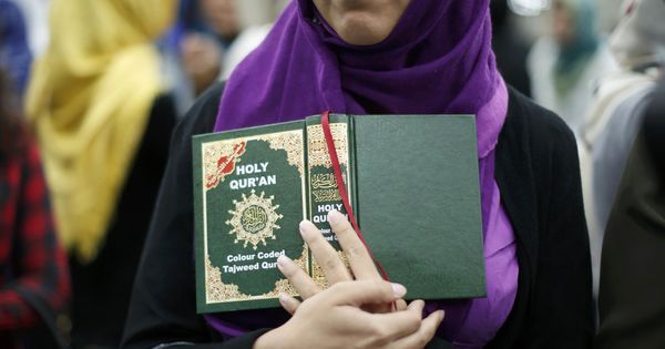 Foto: Una mujer sostiene un Corán durante un funeral islámico en EEUU (Reuters)
