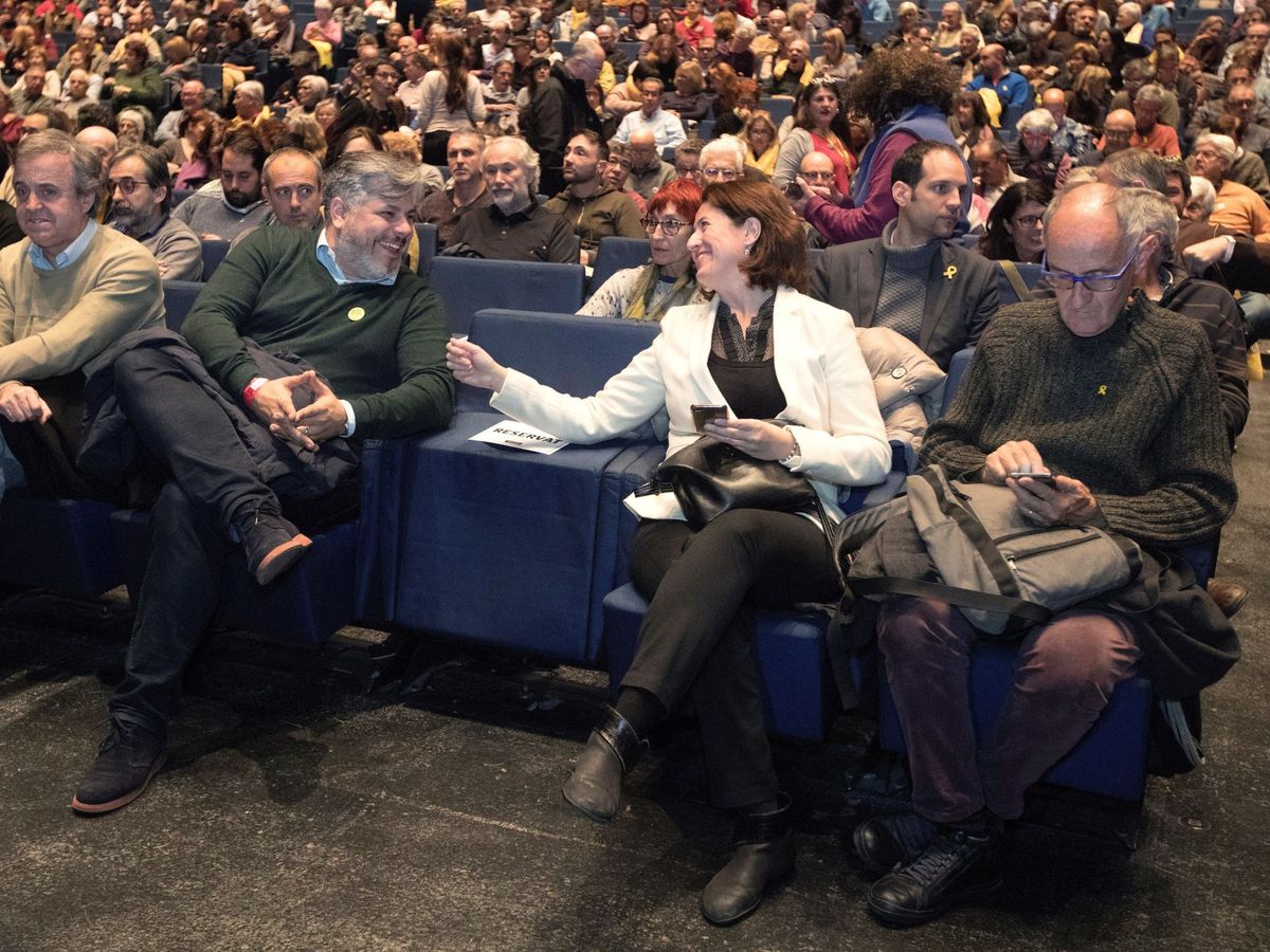 Foto: Josep Cruanyes (d), responsable de la Associació de Foment de la Caixa de Solidaritat, con la presidenta de la ANC, Elisenda Paluzie (2d), en 2018. (EFE)
