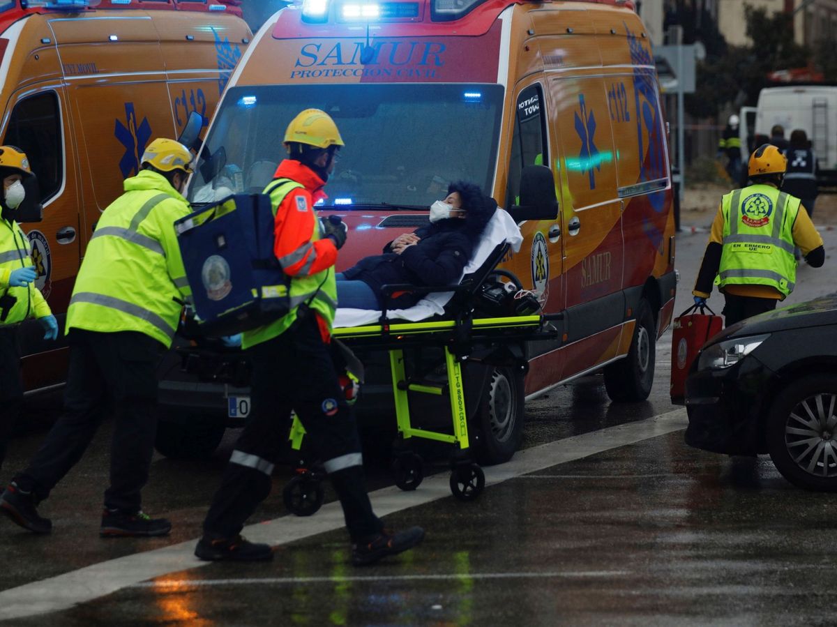 Foto: Efectivos de emergencias atienden a varios heridos (EFE)