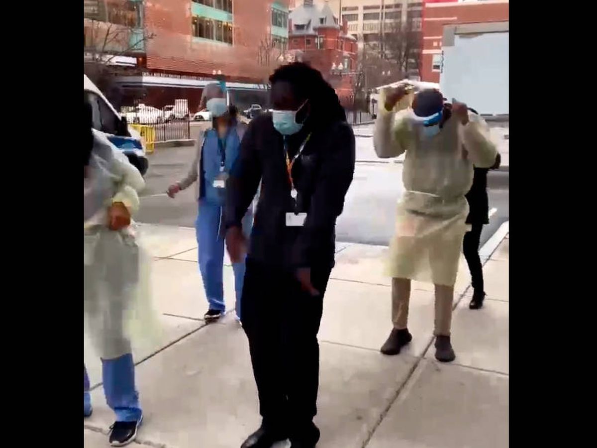 Foto: Los trabajadores del Boston Medical Center celebraron la llegada de la vacuna (Twitter)