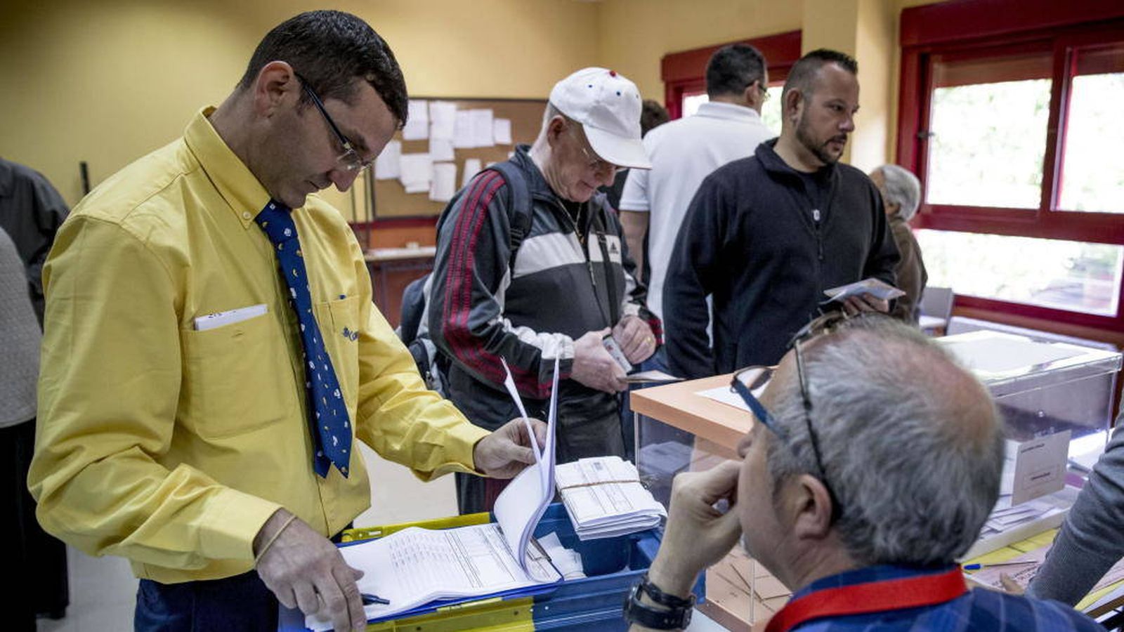 Foto: Un funcionario de Correos entrega votos por correspondencia. (EFE)