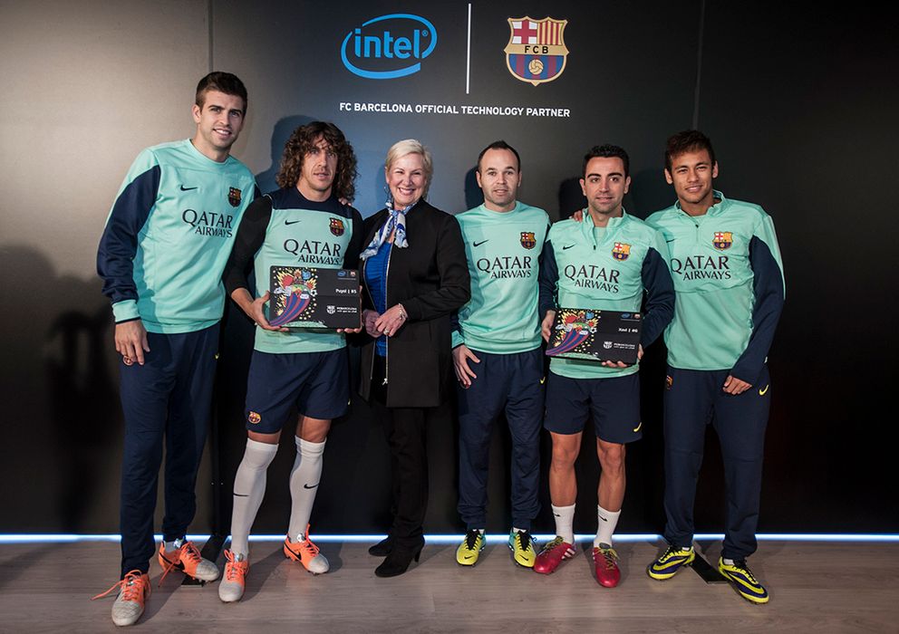 Foto: Piqué, Puyol, Iniesta, Xavi y Neymar rodean a Deborah Conrad, una de las vicepresidentas de Intel.
