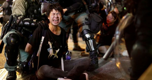 Foto: Agentes de policía detienen a un manifestante durante las protestas en Hong Kong. (Reuters)