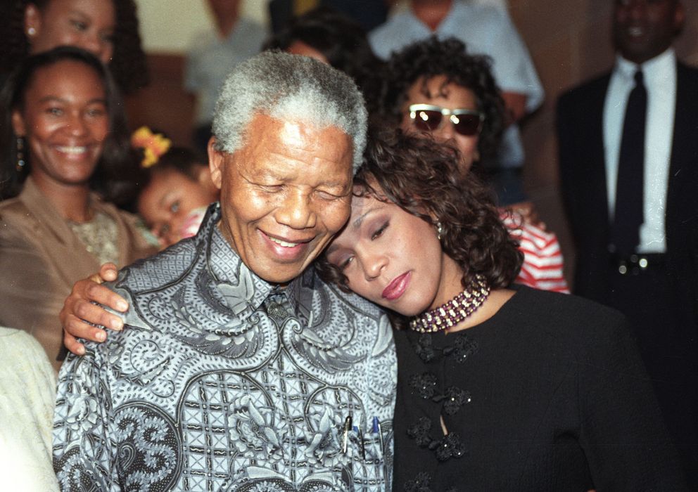 Foto: Nelson Mandela abraza a Whitney Houston. (Reuters)
