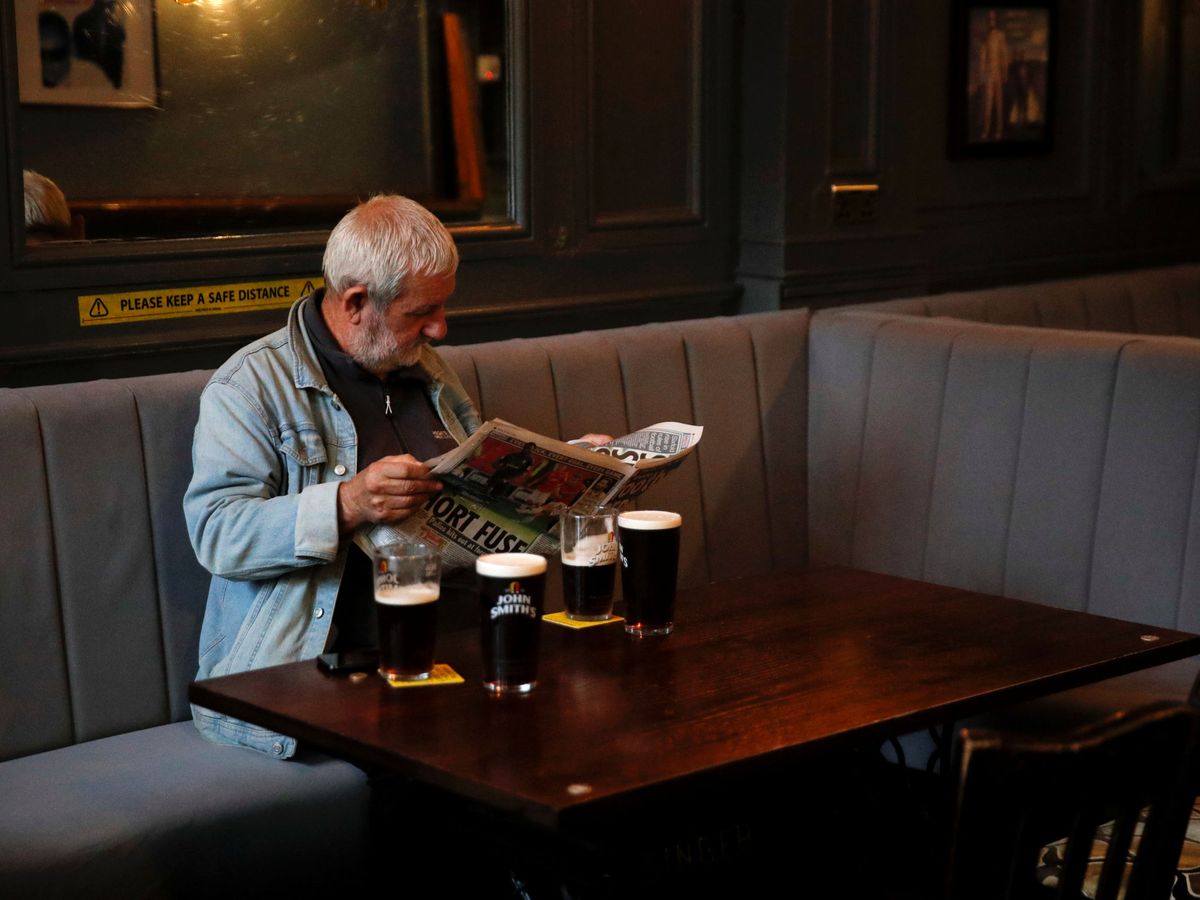 Foto: Un hombre lee un periódico en Liverpool. (Reuters)