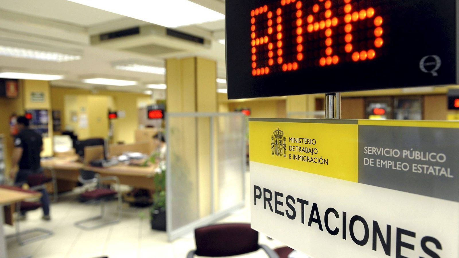 Foto: Fotografía tomada en el interior de una oficina de empleo de Valladolid. (EFE)