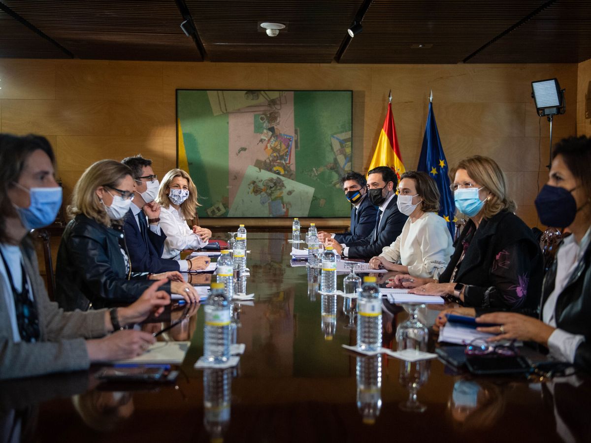 Foto: Los representantes del Gobierno y del PP, durante la reunión para consensuar un plan de respuesta a las consecuencias económicas de la guerra. (EFE/PP/Diego Puerta)