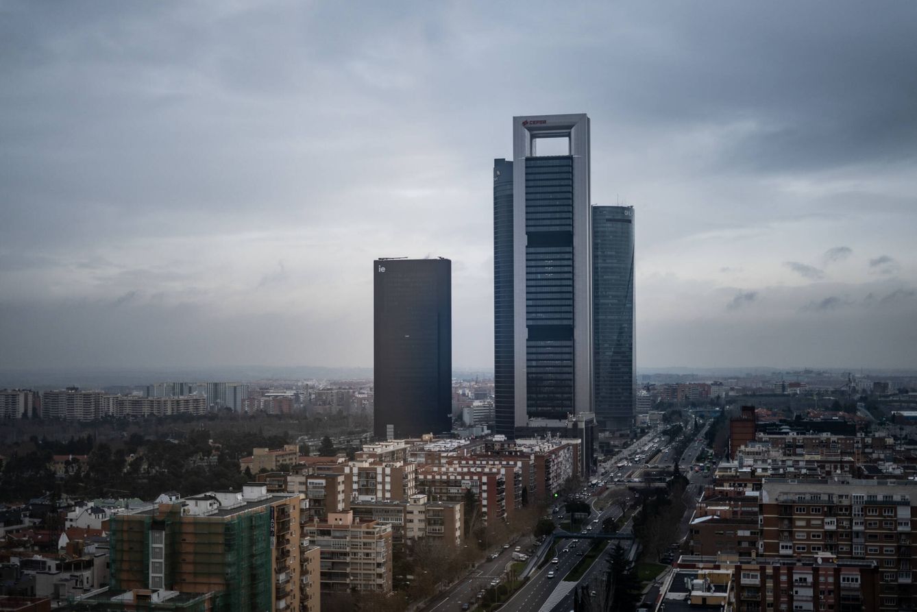 Vista de las Cuatro Torres desde la sede de Gómez-Acebo & Pombo en Madrid. (A. B.)