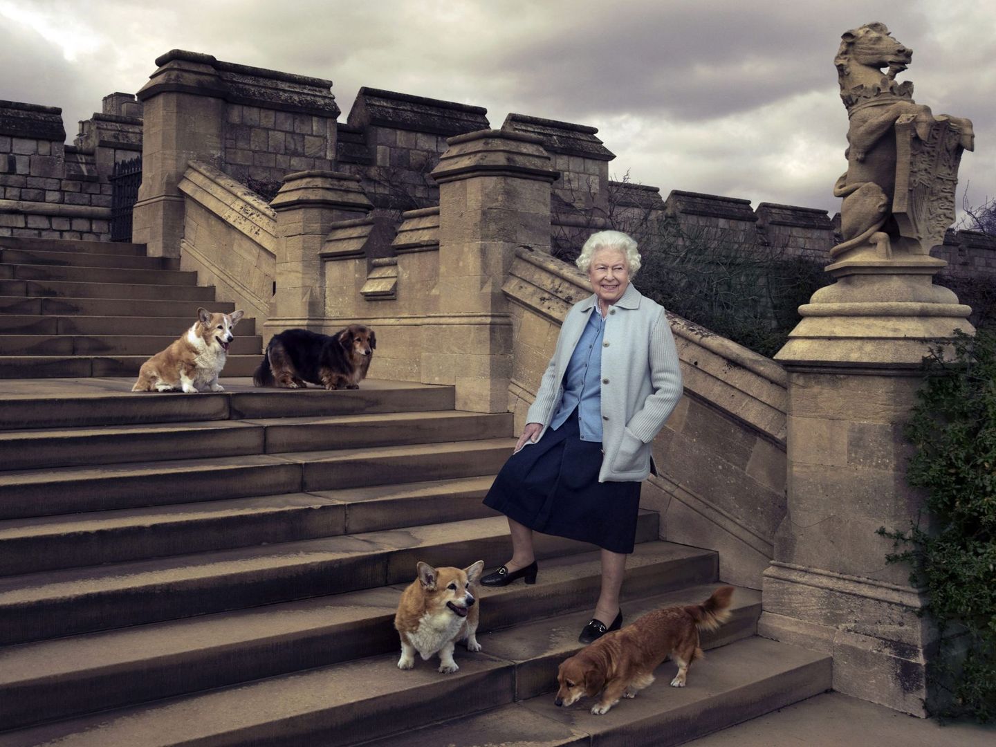 Isabel II con sus perros en una imagen de archivo. (EFE)