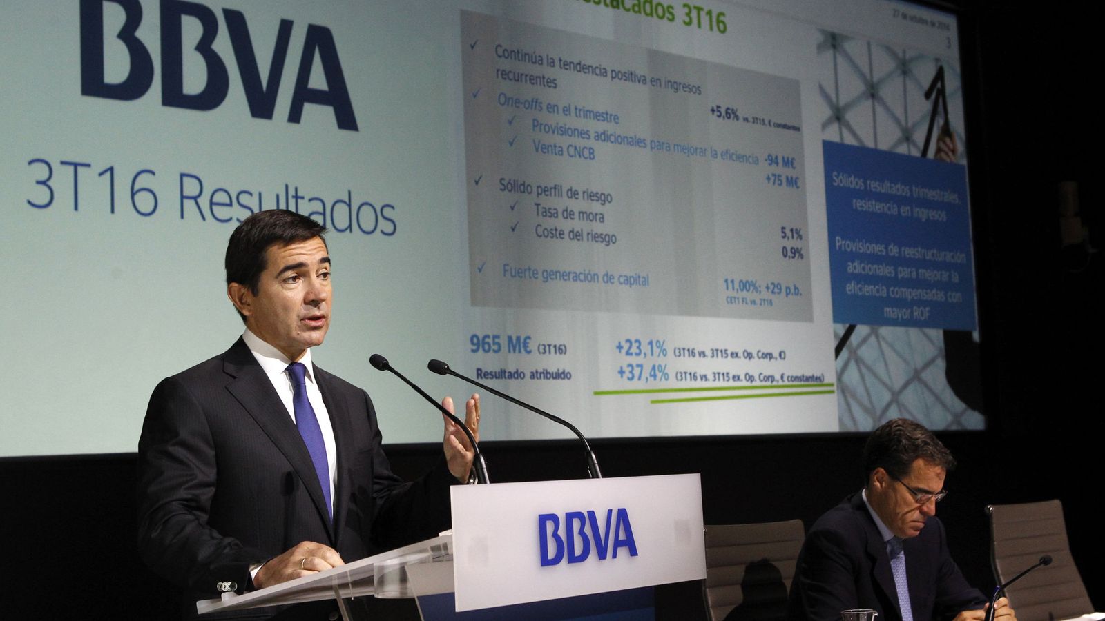Foto: El consejero delegado del BBVA, Carlos Torres, durante la rueda de prensa. (EFE)