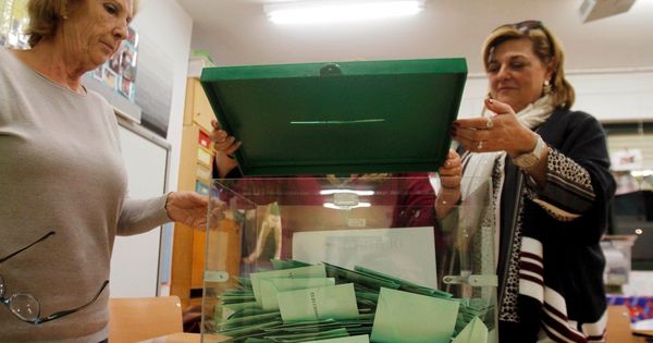 Foto: Dos mujeres abren una urna tras el cierre de los colegios electorales. (EFE)