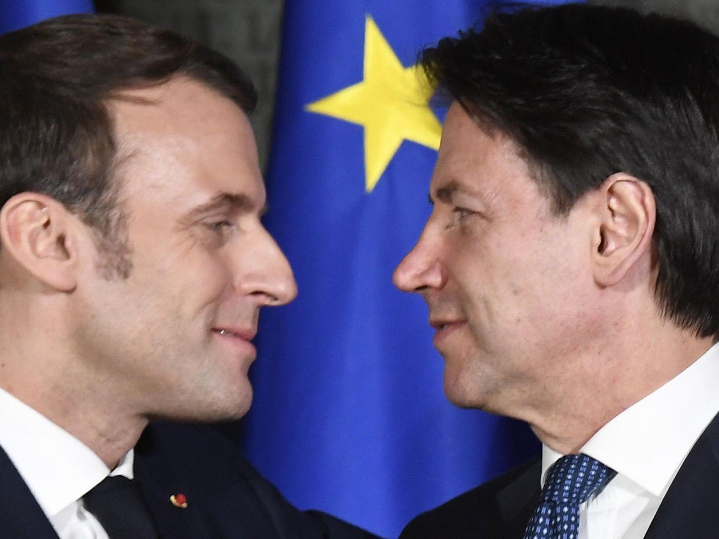 Emmanuel Macron (izquierda), presidente francés, junto a Giuseppe Conte (derecha), primer ministro italiano. (EFE)