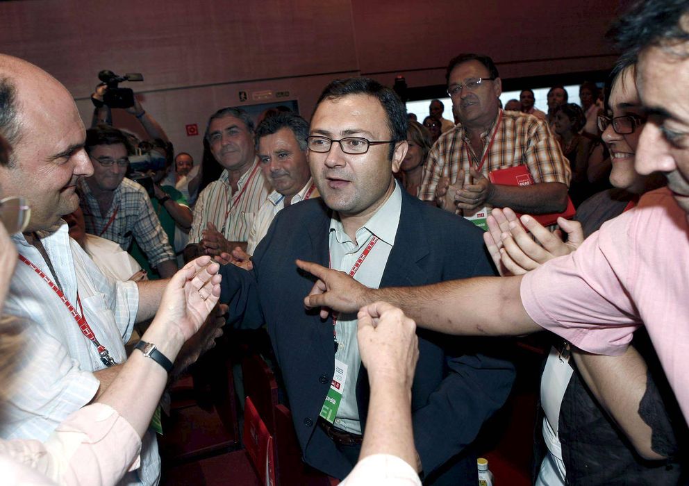 Foto: El secretario general del PSOE-A de Málaga, Miguel Ángel Heredia (c). (EFE)