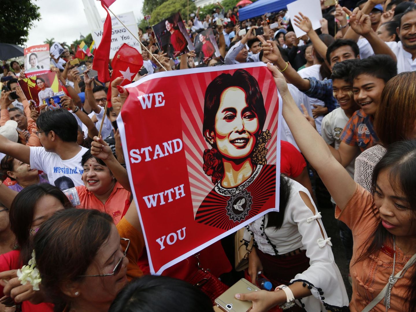 Una multitud de personas escuchan el discurso de Aung San Suu Kyi sobre los rohingyá, el martes 19 de septiembre de 2017, en Yangon (EFE)