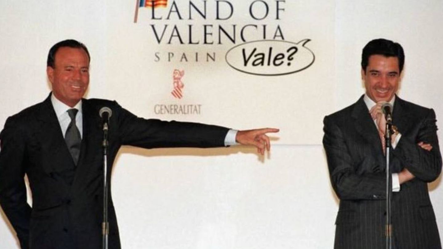 Julio Iglesias y Eduardo Zaplana, cuando el primero ejercía de embajador 'valenciano' a precio de oro. 