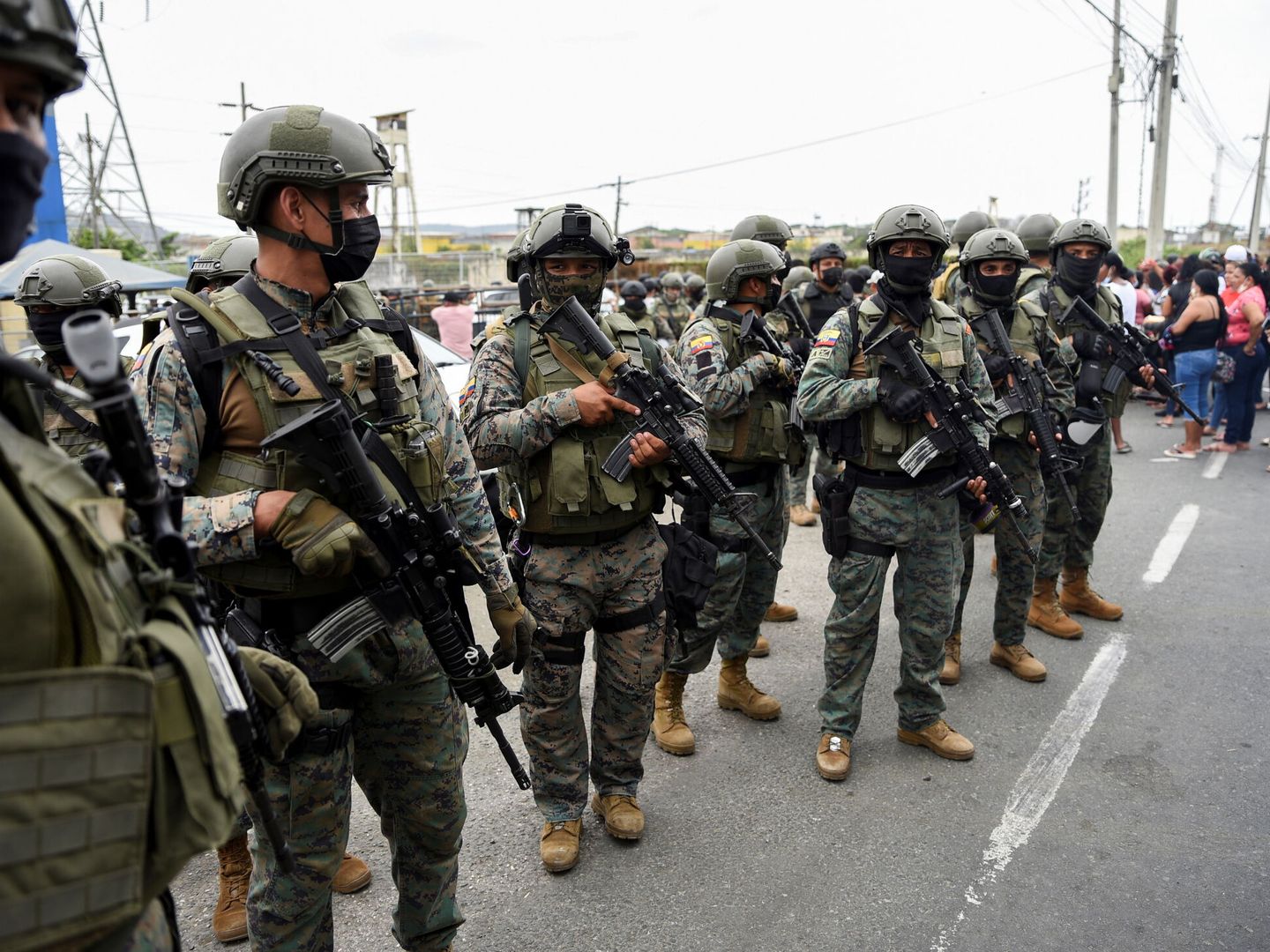 Soldados vigilan la prisión de Guayaquil. (Reuters)