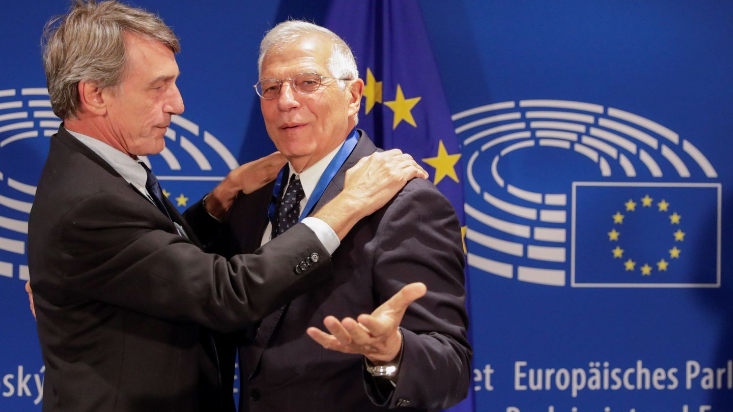 Josep Borrell junto al presidente de la Eurocámara. (EFE)